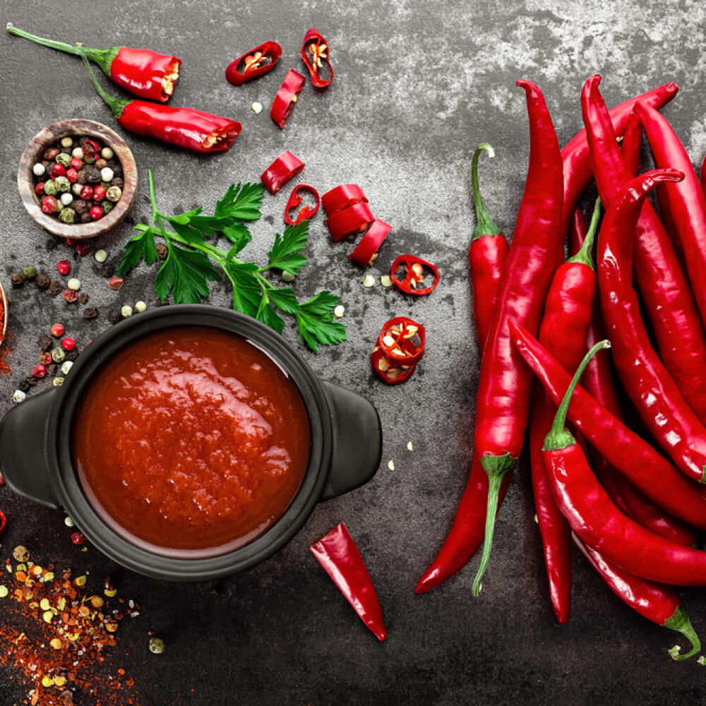 Ešte pretým než sa pustite do prípravy čerstvých surových chilli papriček, je potrebné ich najprv opláchnuť čistou vodou a zbaviť sa tak môžných nečistôt na jej povrchu. Chilli, či už čerstvé alebo vo forme prášku, môže spôsobit pálenie rúk a podráždenie dýchacích cest, očí a krku. Preto je dobré, aby citlivejší ľudia používali pri jeho manipulácii v kuchyni tenké rukavice.