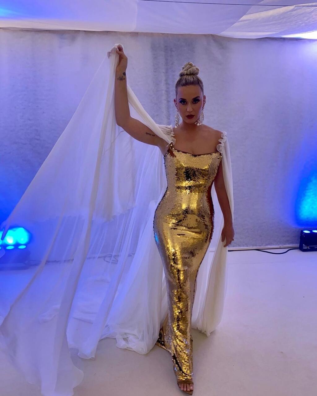 Keď ide o podporu vlastnej módnej značky a spoločenskú udalosť, diva sa vie pôsobivo vyfintiť.