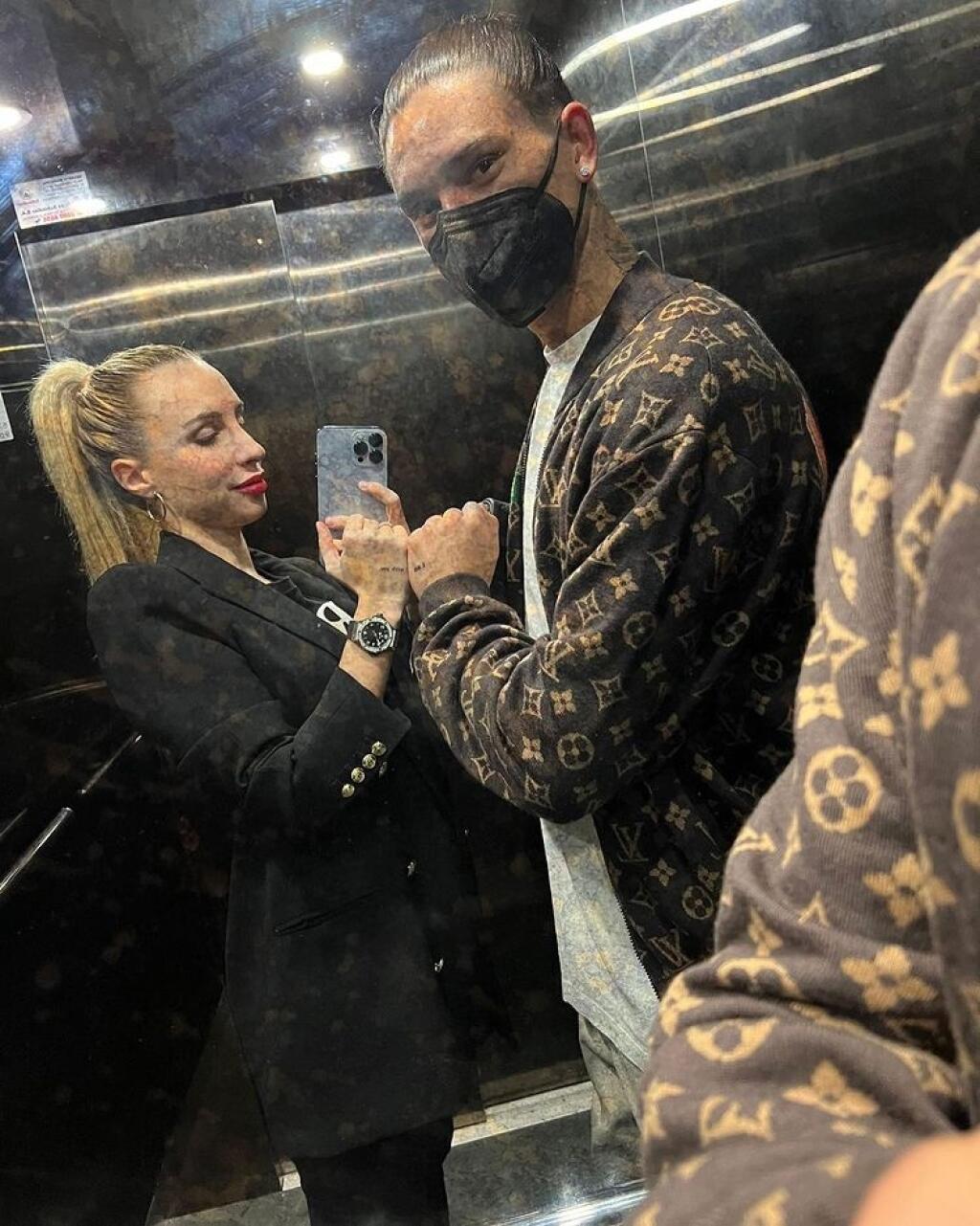 Lorena a Darwin s deťmi vyzerajú ako šťastná rodinka.