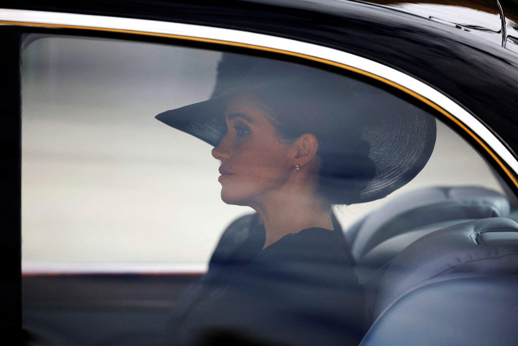 Meghan aj Kate si uctili Alžbetu II. perlovými šperkami, ktoré nebohá kráľovná obľubovala.