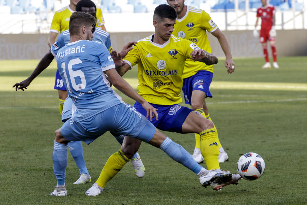 Na snímke zľava Alen Mustafič (Slovan) a Kanu Wisdom (Zemplín) v zápase 4. kola Fortuna ligy ŠK Slovan Bratislava - MFK Zemplín Michalovce v Bratislave 14. augusta 2021. FOTO TASR - Dano Veselský