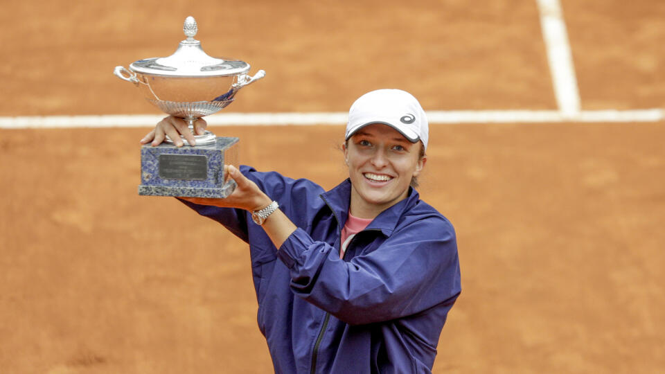 KK53 Rím - Poľská tenistka Iga Swiateková pózuje s trofejou po víťazstve 6:0, 6:0 nad Češkou Karolínou Plíškovou vo finále dvojhry na tenisovom turnaji WTA v Ríme 16. mája 2021. FOTO TASR/AP
Poland's Iga Swiatek holds the winner's trophy after defeating Czech Republic's Karolina Pliskova at the final match of the Italian Open tennis tournament, in Rome, Sunday, May 16, 2021. Swiatek won 6-0, 6-0. (AP Photo/Gregorio Borgia)