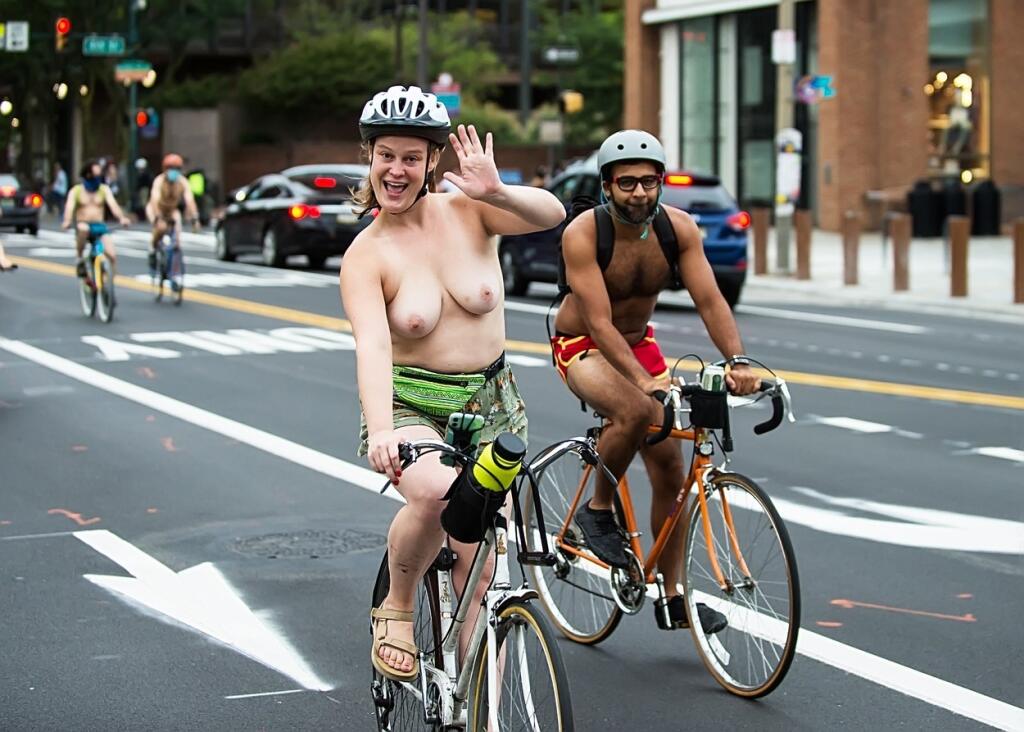 Bicykle a športovci, ktorí ukázali úplne všetko. Americké mesto Philadelphia opäť ožilo a zaplnilo sa obnaženými cyklistami.