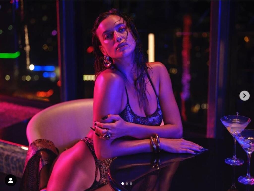 Zvodná Irina Shayk na fotografiách zo zákulisia.