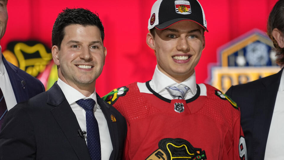 JB 24 Nashville - Kanadský hokejista Connor Bedard (vpravo) pózuje v drese Chicago Blackhawks s generálnym manažérom klubu Kyleom Davidsonom po tom, ako si ho vybrali z prvého miesta počas vstupného draftu NHL v americkom Nashville 28. júna 2023. Dalibor Dvorský sa stal tento rok najvyššie draftovaným slovenským hokejistom. Osemnásťročného útočníka si z 10. miesta vybral klub NHL St. Louis Blues. V 1. kole sa dočkali výberu dvaja Slováci, po Samuelovi Honzekovi siahlo zo 16. priečky Calgary Flam