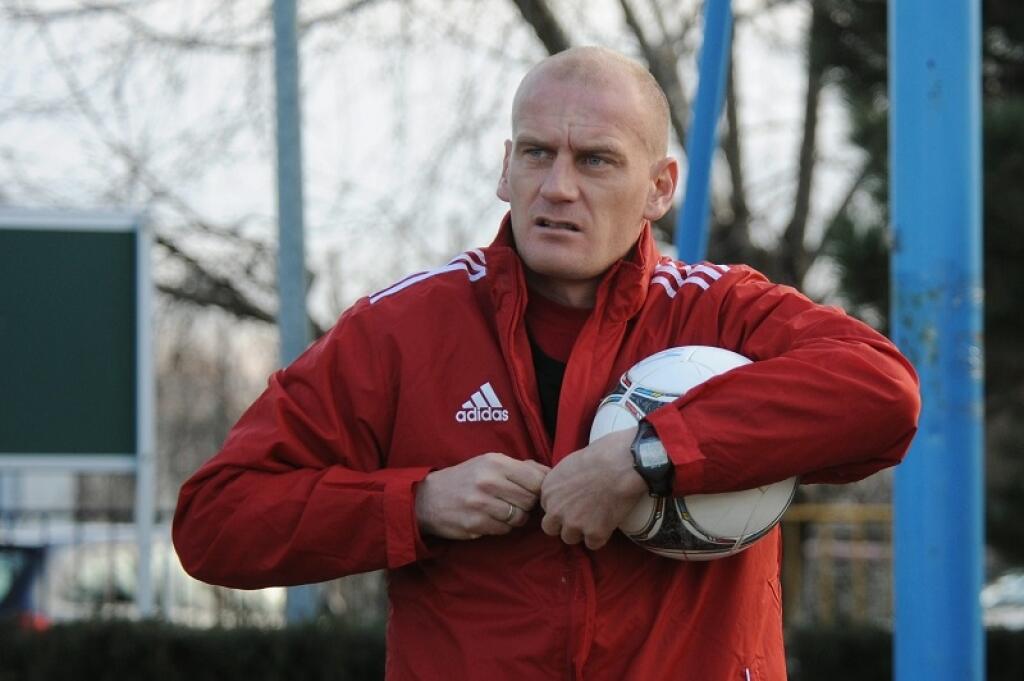 Miroslav Karhan: „Myslím si, že to je správna voľba. Otázkou však je, ako to bude fungovať, ak by mal viesť reprezentáciu a zároveň aj Slovan. Nie som si istý, či je to dobrá kombinácia. Z hľadiska toho, že by mal viesť repre Vlado Weiss, tak si myslím, že inú a hlavne lepšiu voľbu ani nemáme.“