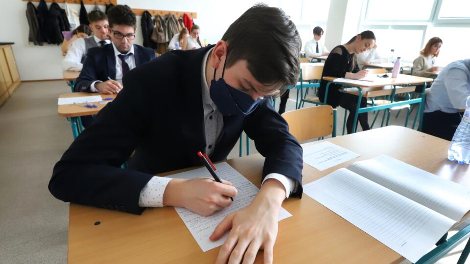 Viac ako 40.300 maturantov zo 684 stredných škôl čakajú od utorka písomné maturity. Do 18. marca budú overovať ich vedomosti zo slovenského jazyka a literatúry, cudzieho jazyka, matematiky a v prípade žiakov maďarskej a ukrajinskej národnosti aj z ich materinského jazyka. Na snímke maturanti počas slohovej práce zo slovenského jazyka a literatúry na Gymnáziu Ľudovíta Štúra vo Zvolene 15. marca 2022. FOTO TASR - Ján Krošlák