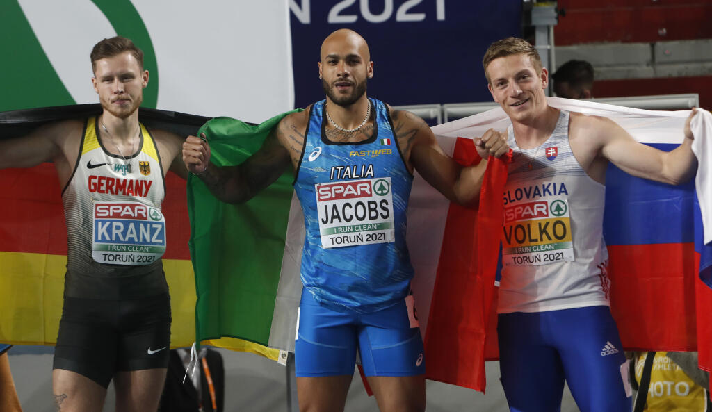 Slovenský šprintér Ján Volko (vpravo) získal bronzovú medailu vo finále na 60 m na halových majstrovstvách Európy v poľskej Toruni 6. marca 2021. Vyhral Talian Lamont Marcell Jacobs (uprostred) vo svetovom výkone roka 6,47 s a striebro získal Nemec Kevin Kranz.