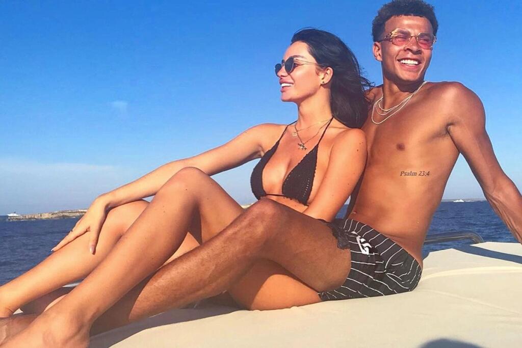Ruby a Dele tvorili pár päť rokov, teraz je s ich vzťahom koniec. Za všetko môže posadnutosť futbalovej hviezdy. Avšak nie posadnutosť jeho frajerkou, ale neustálym trávením času pri videohre Fortnite.