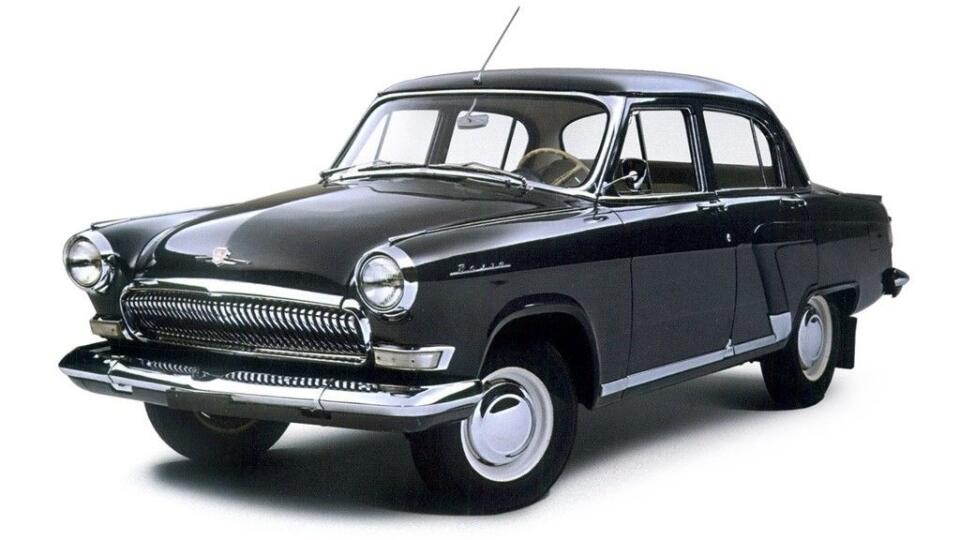 Volga GAZ 21 prešla počas života viacerými faceliftmi. Na obrázku je neskoršia verzia s hustými „zubami“ masky chladiča