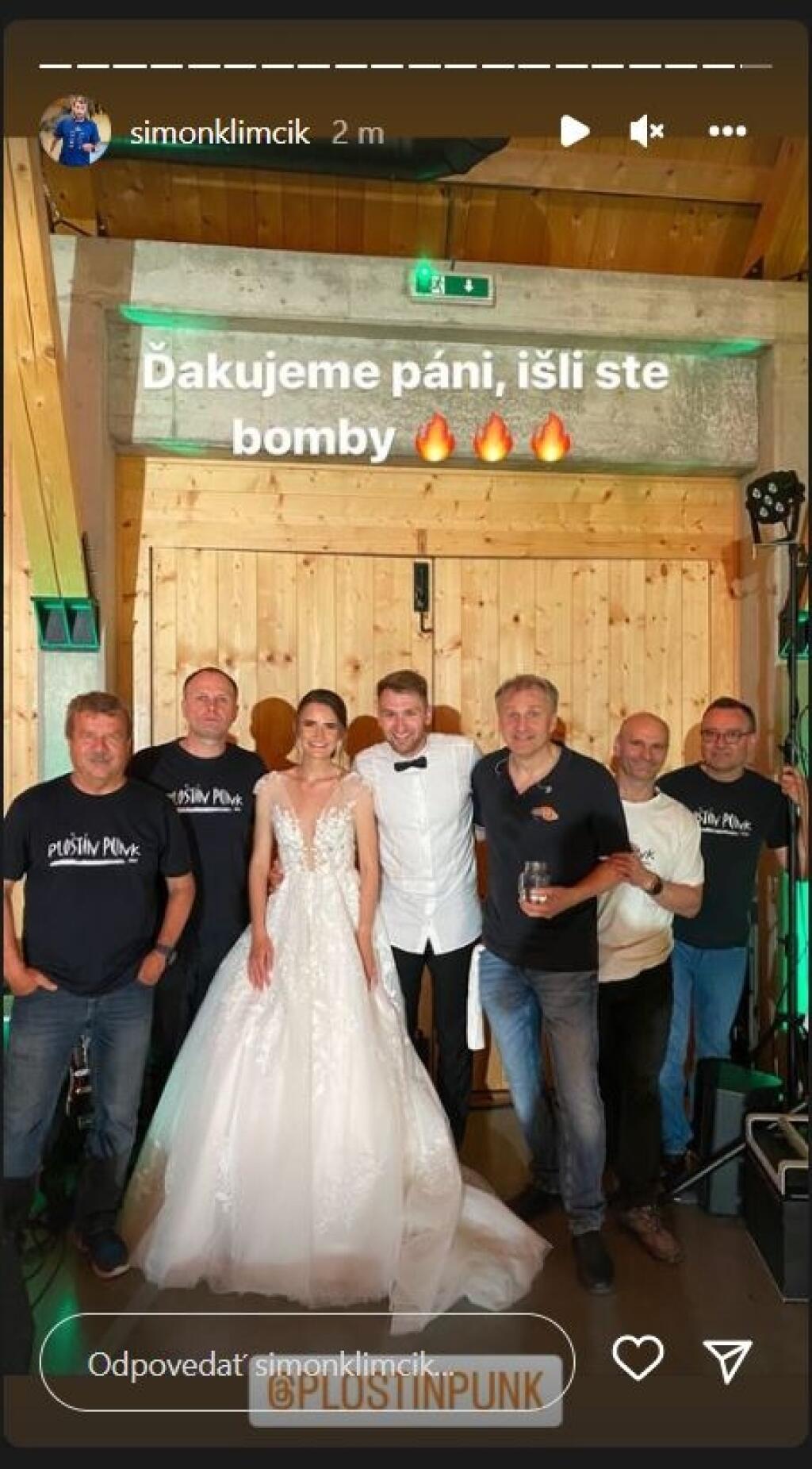 Šimon Klimčík zdieľal zábery zo svadby na svojom instagrame. Mladomanželom a svadobným hosťom hrala do tanca skupina Ploštín Punk.