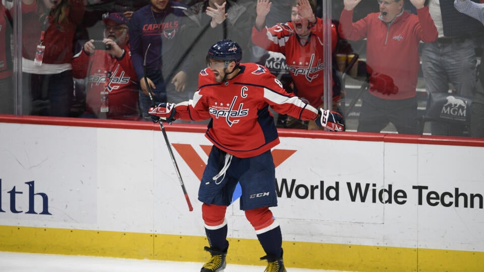 KK3 Washington - Ľavé krídlo Washingtonu Capitals Alexander Ovečkin sa teší zo svojho druhého gólu počas zápasu zámorskej NHL proti Los Angeles Kings 4. februára 2020 vo Washingtone. FOTO TASR/AP
Washington Capitals left wing Alex Ovechkin (8), of Russia, celebrates his second goal of the night, during the third period of the team's NHL hockey game against the Los Angeles Kings, Tuesday, Feb. 4, 2020, in Washington. The Capitals won 4-2. (AP Photo/Nick Wass)