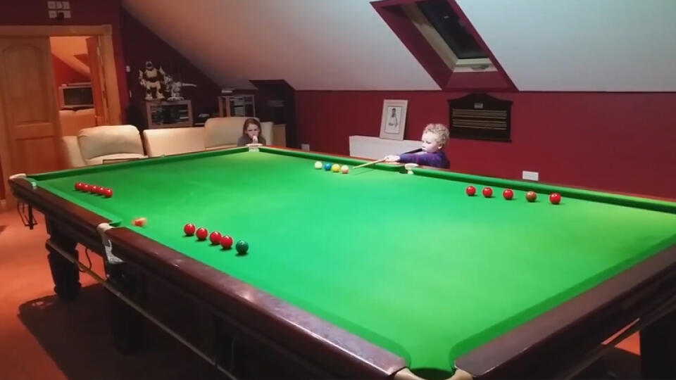 Adam je vychádzajúcou hviezdou v snookri.