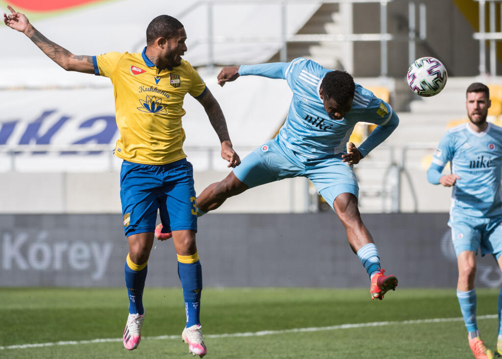 Na snímke vľavo Eric Javier Davis Grajales (DAC) a vpravo Ezekiel Isoken Henty (Slovan) bojujú o loptu počas zápasu 4. kola nadstavbovej časti Fortuna ligy v skupine o titul FC DAC 1904 Dunajská Streda - ŠK Slovan Bratislava v Dunajskej Strede v nedeľu 11. apríla 2021. FOTO TASR - Martin Baumann