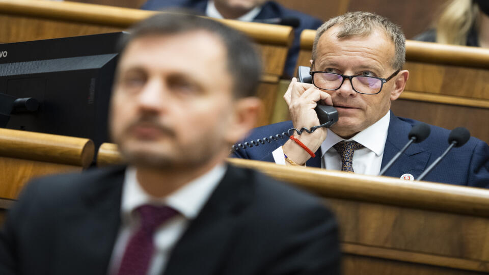 Na snímke predseda parlamentu Boris Kollár (Sme rodina) telefonuje počas 78. zasadnutia parlamentu, na ktorom sa malo hlasovať o návrhu na vyslovenie nedôvery vláde Eduarda Hegera (OĽANO) v Bratislave v utorok 13. decembra 2022. Vľavo premiér Eduard Heger (OĽANO). Hlasovanie o návrhu na vyslovenie nedôvery vláde sa posúva na štvrtok 15. decembra na 17.00 h. Poslanci parlamentu o tom rozhodli v utorok napoludnie, keď odsúhlasili procedurálny návrh predsedu poslaneckého klubu OĽANO Michala Šipoša