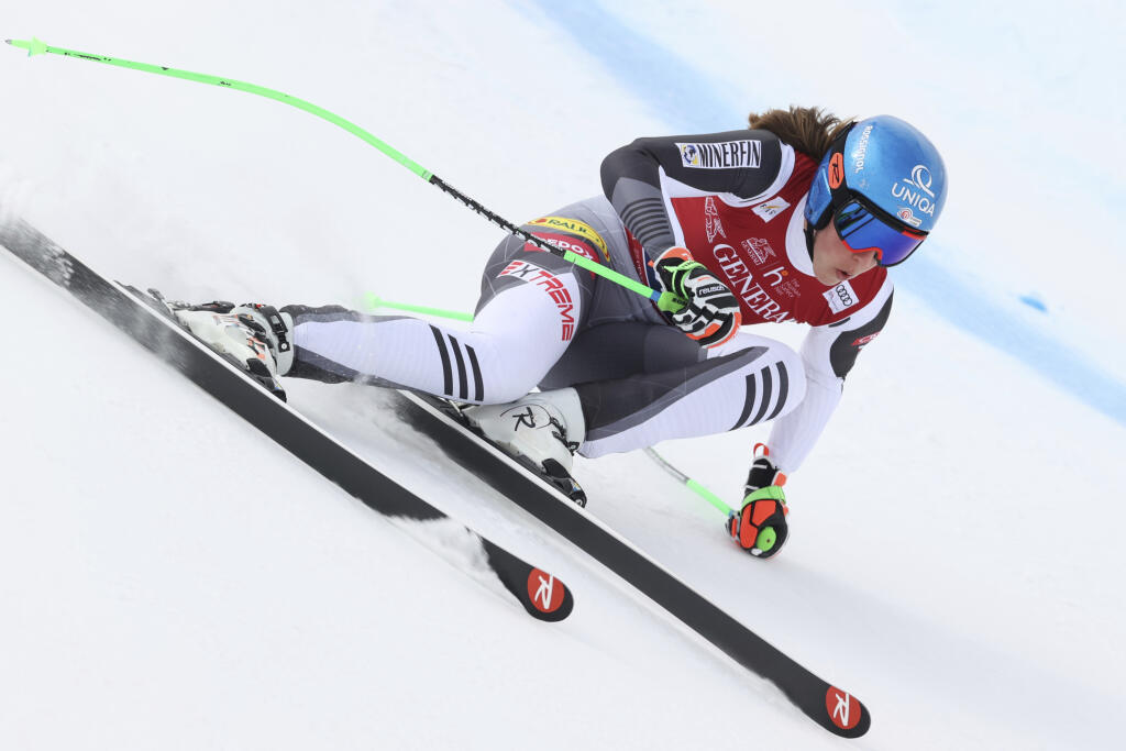 EBE 13 Val di Fassa - Na snímke slovenská lyžiarka Petra Vlhová v zjazde žien Svetového pohára v alpskom lyžovaní v talianskom stredisku Val di Fassa v sobotu 27. februára 2021. FOTO TASR/AP
Slovakia's Petra Vlhova speeds down the slope during an alpine ski, women's World Cup downhill, in Val di Fassa, Italy, Saturday, Feb. 27, 2021. (AP Photo/Alessandro Trovati)