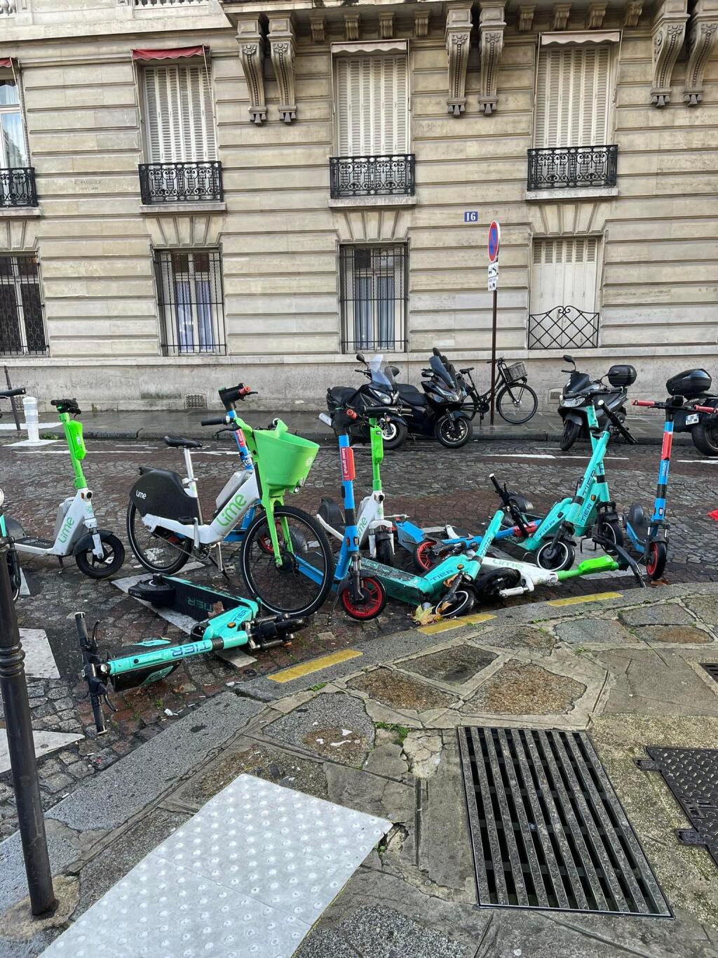 Situácia v Paríži z pred pár dní, kedy kolobežky stoja na vyhradenom mieste, no očividne im táto parkovacia plocha nestačí.