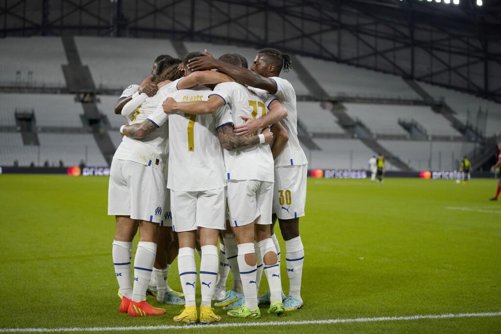 EBE 37 Marseille - Na snímke hráči Marseille oslavujú druhý gól v zápase D-skupiny 3. kola skupinovej fázy Ligy majstrov vo futbale Olympique Marseille - Sporting Lisabon v Marseille 4. októbra 2022. FOTO TASR/AP
Marseille's players celebrate their side's second goal during the Champions League group D soccer match between Marseille and Sporting at the Velodrome stadium in Marseille, southern France, Tuesday, Oct. 4, 2022. (AP Photo/Daniel Cole)