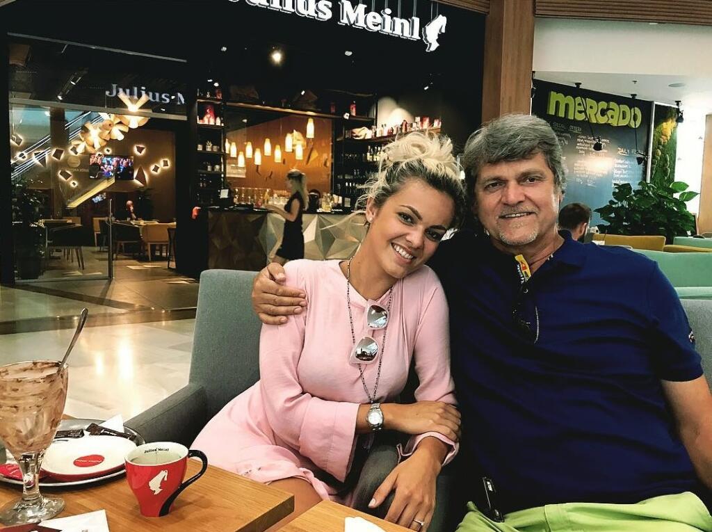 Futbalový odborník a tréner Ladislav Borbély so svojou mladšou dcérou Vanessou. Tá mu porodí o pár mesiacov už druhého vnuka.