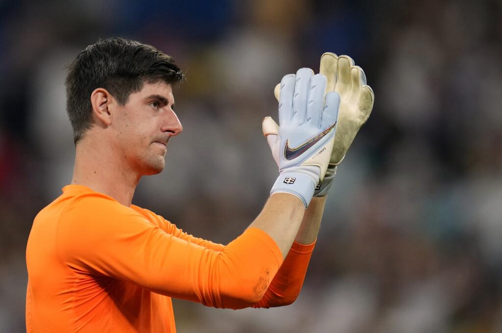 JB 12 Madrid - Brankár Realu Madrid Thibaut Courtois tlieska fanúšikom na konci futbalového zápasu španielskej ligy La Liga Real Madrid - Levante v Madride 12. mája 2022. FOTO TASR/AP