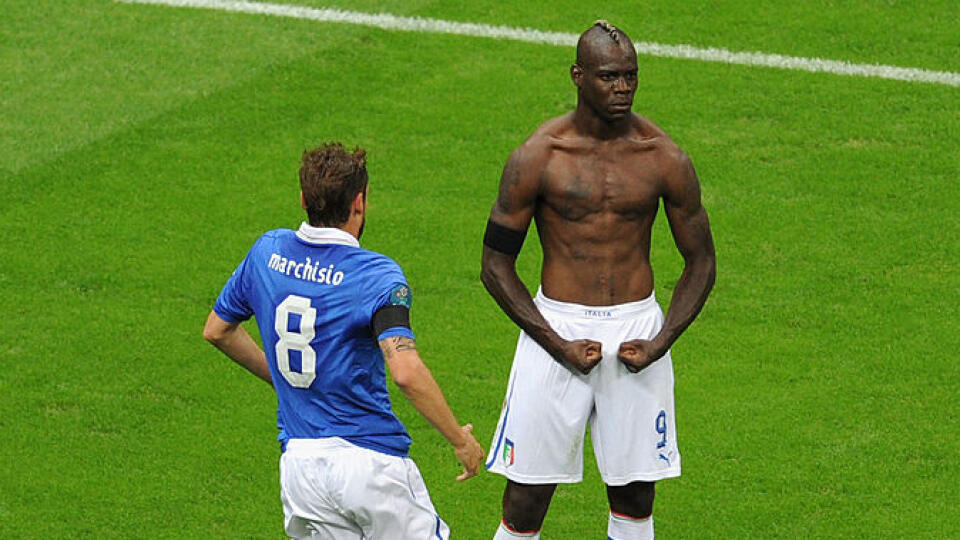 Ikonická oslava Balotelliho po druhom góle do siete Nemecka na Eure 2012.