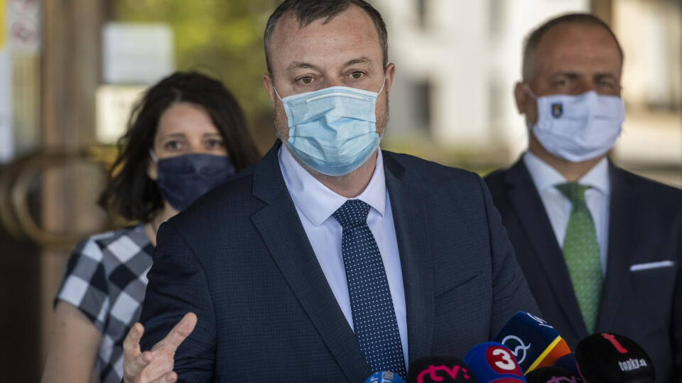 Na snímke zľava predsedníčka Výboru NR SR pre sociálne veci Jana Žitňanská (Za ľudí), minister práce, sociálnych vecí a rodiny SR Milan Krajniak (Sme rodina) a predseda Bratislavského samosprávneho kraja Juraj Droba počas tlačovej konferencie po rokovaní Výboru NR SR pre sociálne veci.