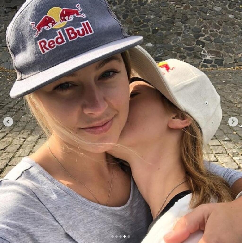Kontroverzná česká snowboardistka Šárka Pančochová sa svojou náklonnosťou k opačnému pohlaviu vôbec netají. Najnovšie randí s Američankou Kaileen Laree, ktorá má dokonca dcéru.