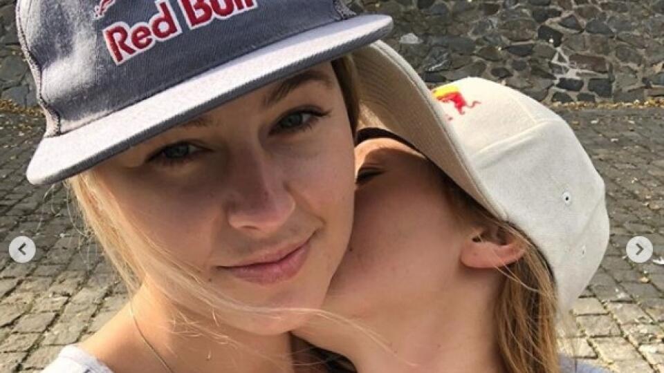 Kontroverzná česká snowboardistka Šárka Pančochová sa svojou náklonnosťou k opačnému pohlaviu vôbec netají. Najnovšie randí s Američankou Kaileen Laree, ktorá má dokonca dcéru.