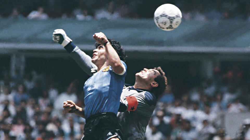 Vo štvrťfinále proti Anglicku na MS 1986 strelil Maradona gól rukou. 