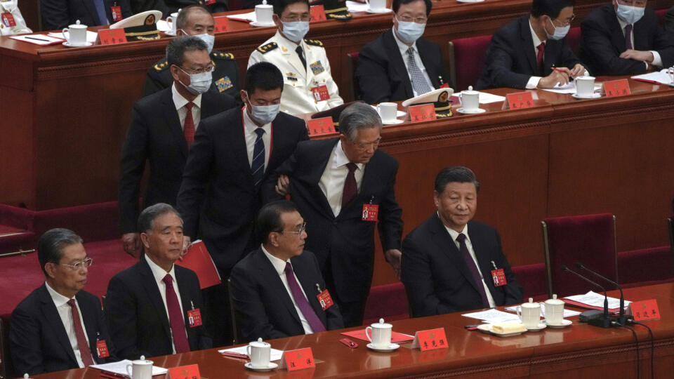 JB 54 Peking - Čínsky prezident Si Ťin-pching (vpravo) a bývalý čínsky prezident Chu Ťin-tchao (druhý sprava) počas záverečného dňa zasadnutia 20. Národného ľudového kongresu vládnucej Komunistickej strany Číny v Pekingu 22. októbra 2022. V Číne sa koná národný kongres každých 5 rokov, na ktorom predstavia vedenie na ďalších päť rokov. FOTO TASR/AP
Former Chinese President Hu Jintao, front row second from right, talks to his predecessor as party leader Xi Jinping, right, as he is assisted to l