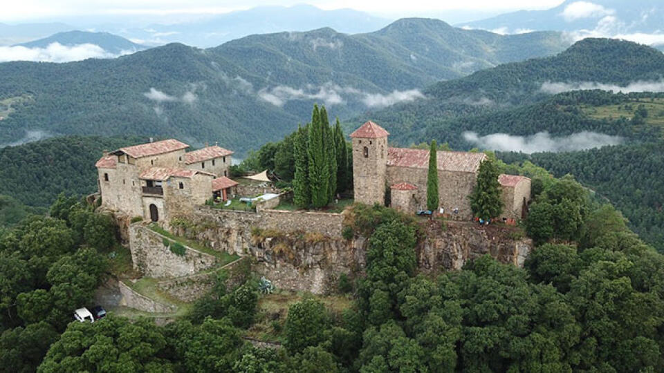 Hrad Llaés sa nachádza asi 100 km od Barcelony.