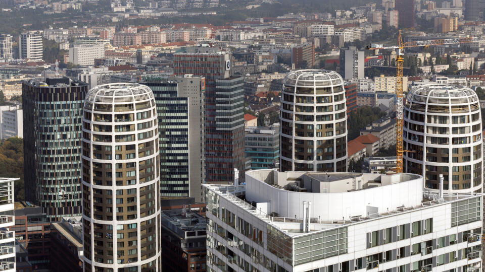 Pohľad na novú mestskú zástavbu Nové Nivy z najvyššej budovy na Slovensku počas dňa otvorených dverí na prvom slovenskom mrakodrape - Eurovea Tower v Bratislave 14. októbra 2023.