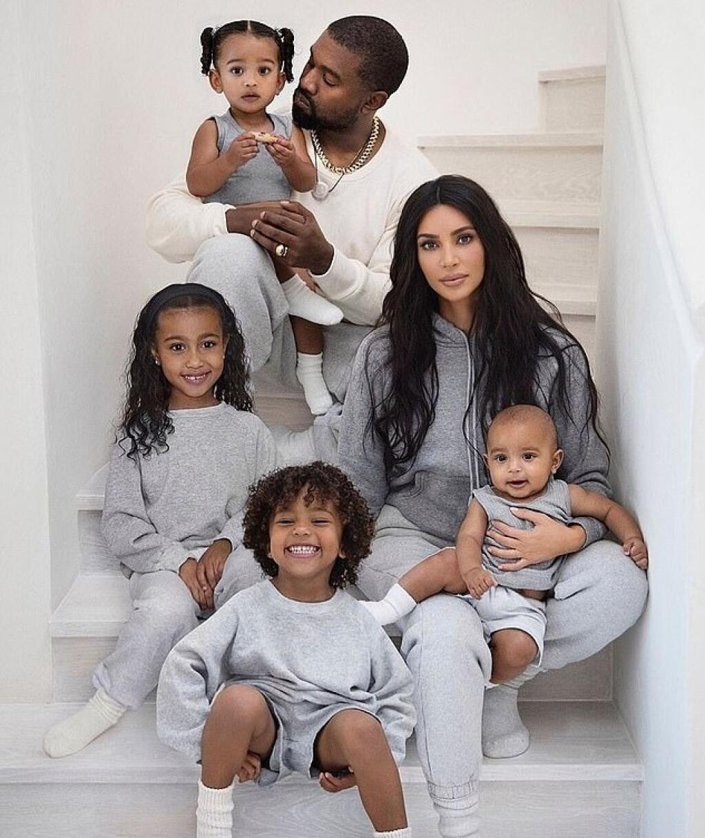 Kim Kardashian s manželom Kanyem a ich štyrmi deťmi.