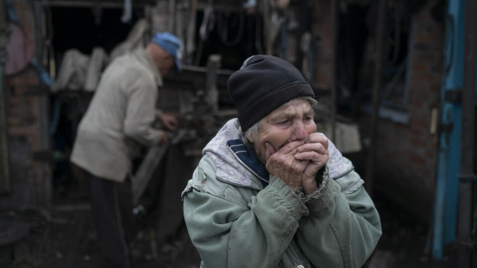 WA 37 Sloviansk - Valentina Bondarenkovová a jej manžel stoja pred domom po ostreľovaní ruskej armády v meste Sloviansk v Doneckej oblasti na východe Ukrajiny v utorok 27. septembra 2022. Sedemdesiatosemročná Valentina bola v záhrade, keď po výbuchu spadla na zem.