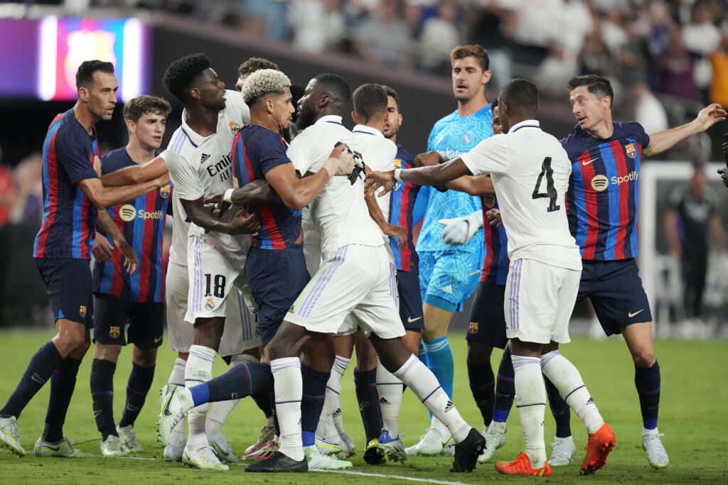 Súbojom Osasuny proti FC Sevilla odštartuje v piatok nová sezóna španielskej futbalovej La Ligy, ktorá opäť oživí tradičnú rivalitu obhajcu titulu Realu Madrid a jeho katalánskeho konkurenta FC Barcelona.