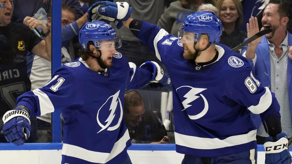 KK6 Tampa - Center Anthony Cirelli (71) z Tampy Bay Lighting sa teší z gólu so spoluhráčom Erikom Černákom v šiestom zápase štvrťfinále Východnej konferencie zámorskej NHL Tampa Bay Lighting - Toronto Maple Leafs 12. mája 2022 v Tampe. FOTO TASR/AP
Tampa Bay Lightning center Anthony Cirelli (71) celebrates his goal against the Toronto Maple Leafs with defenseman Erik Cernak (81) during the second period in Game 6 of an NHL hockey first-round playoff series Thursday, May 12, 2022, in Tampa, Fla.