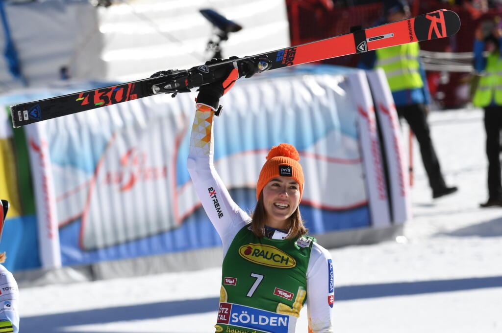 Slovenka Petra Vlhová sa teší v cieli druhého kola obrovského slalomu Svetového pohára alpských lyžiarok na ľadovci Rettenbach v rakúskom Söldene.