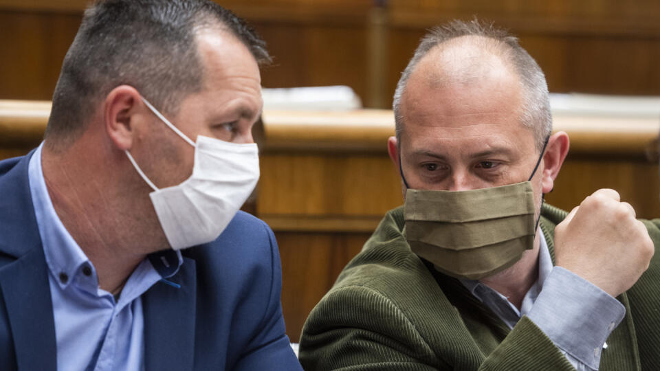 Na snímke zľava poslanci Ondrej Ďurica a Marian Kotleba (obaja ĽSNS) počas hlasovania na 6. rokovaní NR SR o programovom vyhlásení vlády v Bratislave 22. apríla 2020. FOTO TASR -Jaroslav Novák