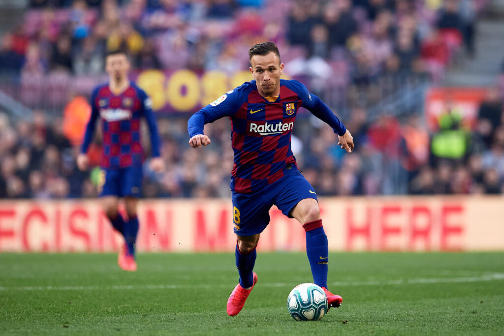 Brazílsky futbalista Arthur Melo posilnil od sezóny 2020/2021 káder Juventusu Turín. Úradujúci taliansky majster sa dohodol s vedením FC Barcelona na prestupe 23-ročného stredopoliara, za ktorého zaplatil Kataláncom 72 miliónov eur. Ďalších 10 miliónov mohol španielsky šampión získať na prípadných bonusoch, o čom informovala agentúra AFP. A možno aj vďaka takýmto sumám si ulovil sexi zubárku, v ktorej si minimálne raz určite užil v zubárskom kresle.