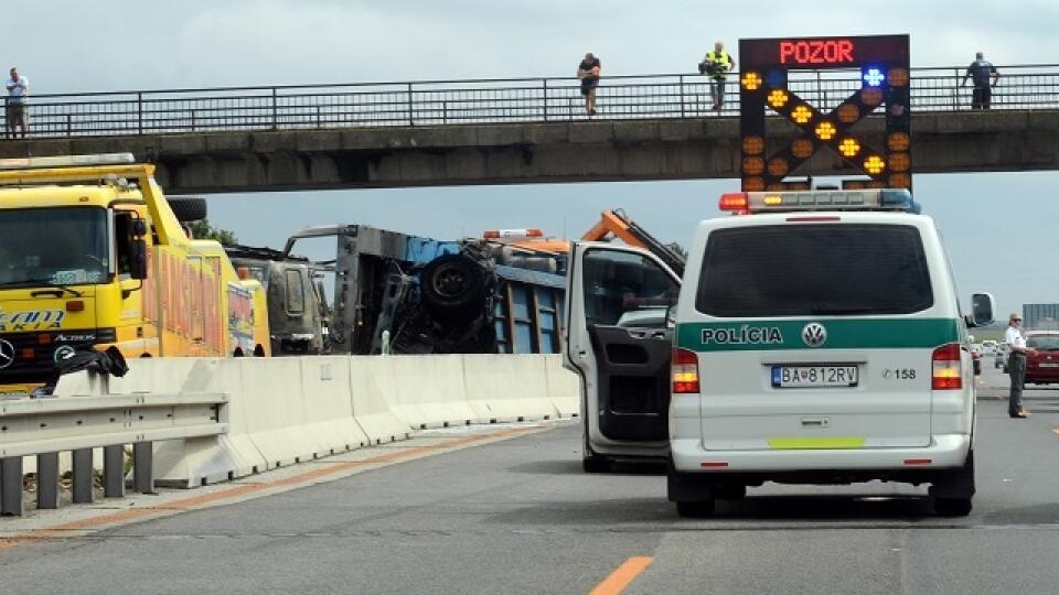 Na snímke odstraňujú následky vážnej dopravnej nehody na diaľnici D1 31. júla 2014. Nehoda kamióna a štyroch osobných áut sa stala ráno na 16. kilometri diaľnice v smere zo Senca do Bratislavy. FOTO TASR – Štefan Puškáš