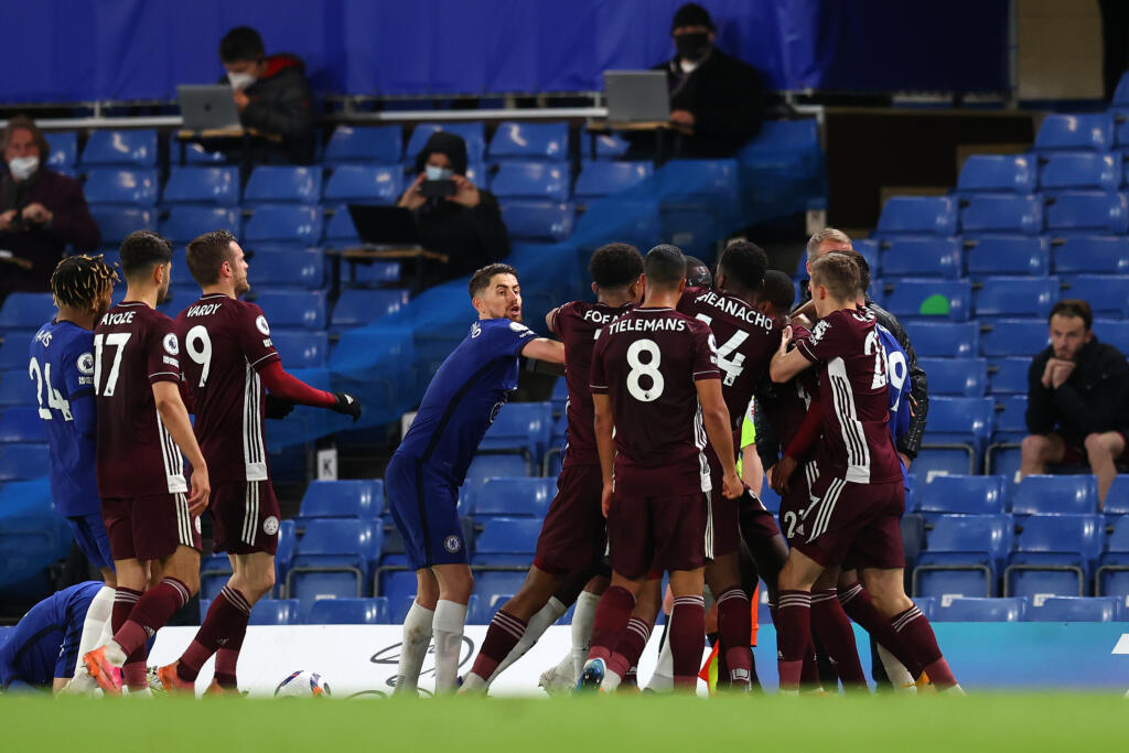 Anglická futbalová asociácia (FA) potrestala kluby FC Chelsea a Leicester City pokutou vo výške 22.500 libier za konflikt po ligovom zápase na Stamford Bridge 18. mája (2:1).