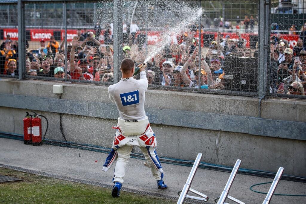 Mick Schumacher získal prvé body v F1, čo patrične oslávil.