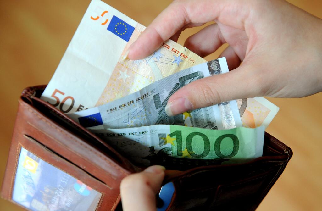 Ilustračná snímka eurobankoviek 14. augusta 2012. FOTO TASR - František Iván