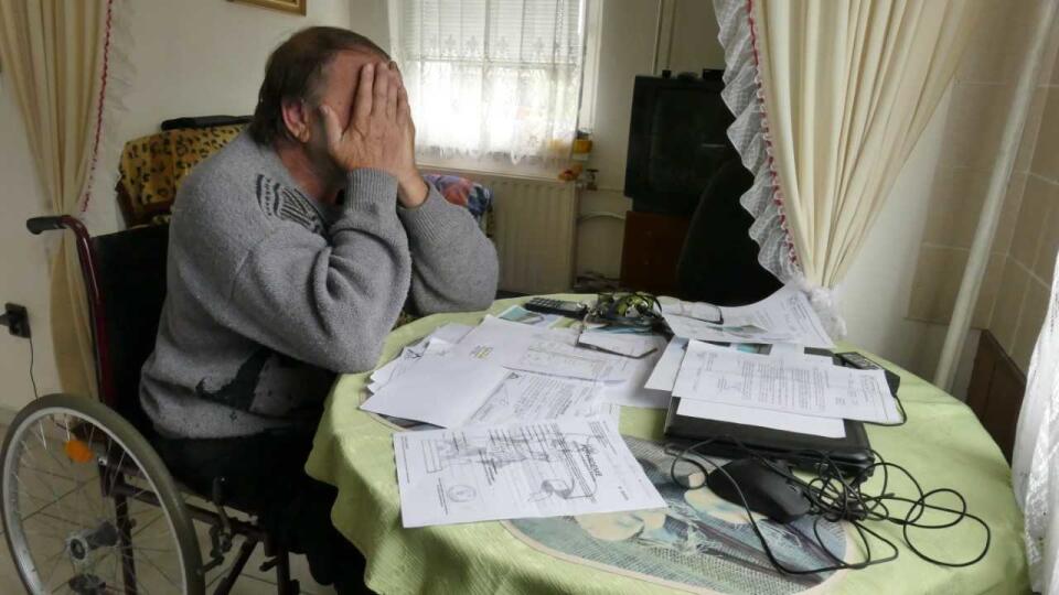 Jozefovi Deákovi práca v kotolni vzala nohu ale aj kolegov. Dym od susedov z krbov mu znepríjemňuje život a bojí sa o svoje zdravie.