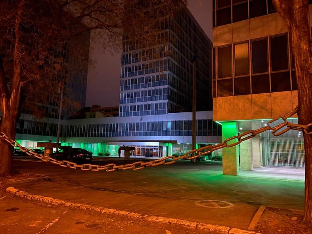 Nazval ho Noc plná protivládnych aktivít a počas tejto noci symbolicky zablokoval ministerstvá reťazami.