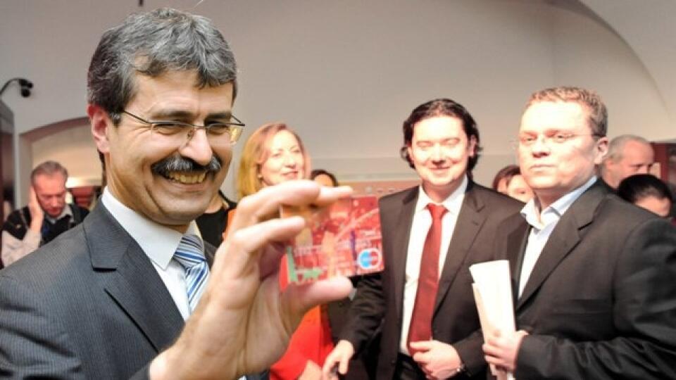 Primátor hlavného mesta SR Bratislavy Milan Ftáčnik drží historicky prvú Bratislavskú mestskú kartu