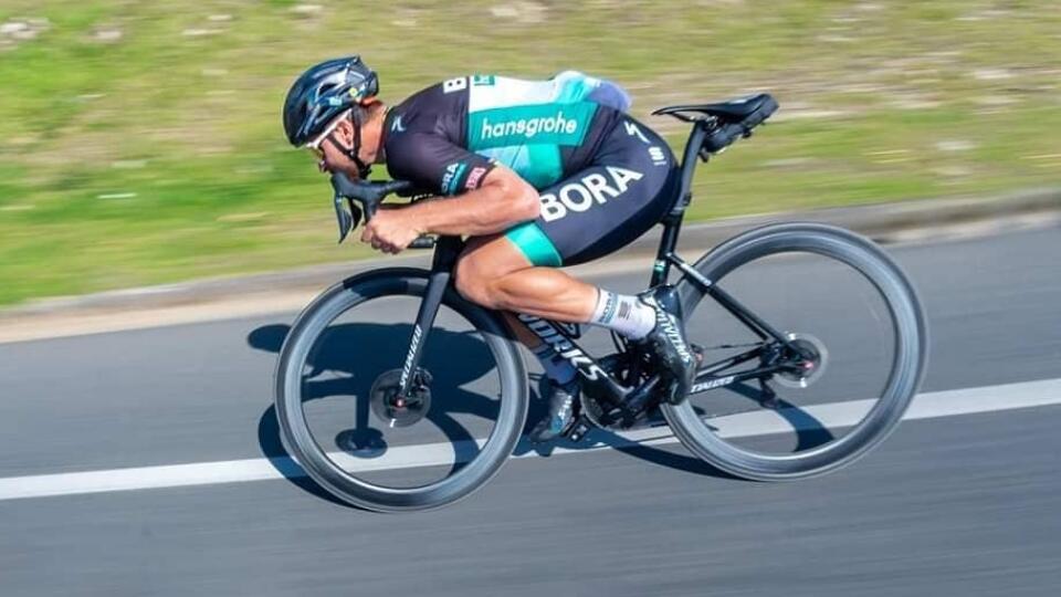 Trojnásobný majster sveta patrí medzi najlepších cyklistov v zjazdoch na svete. Ťaží najmä z toho, že si vie dobre sadnúť na rám bicykla a má tak lepšie aerodynamiku. Šéfovia svetovej cyklistiky to najnovšie zakázali.