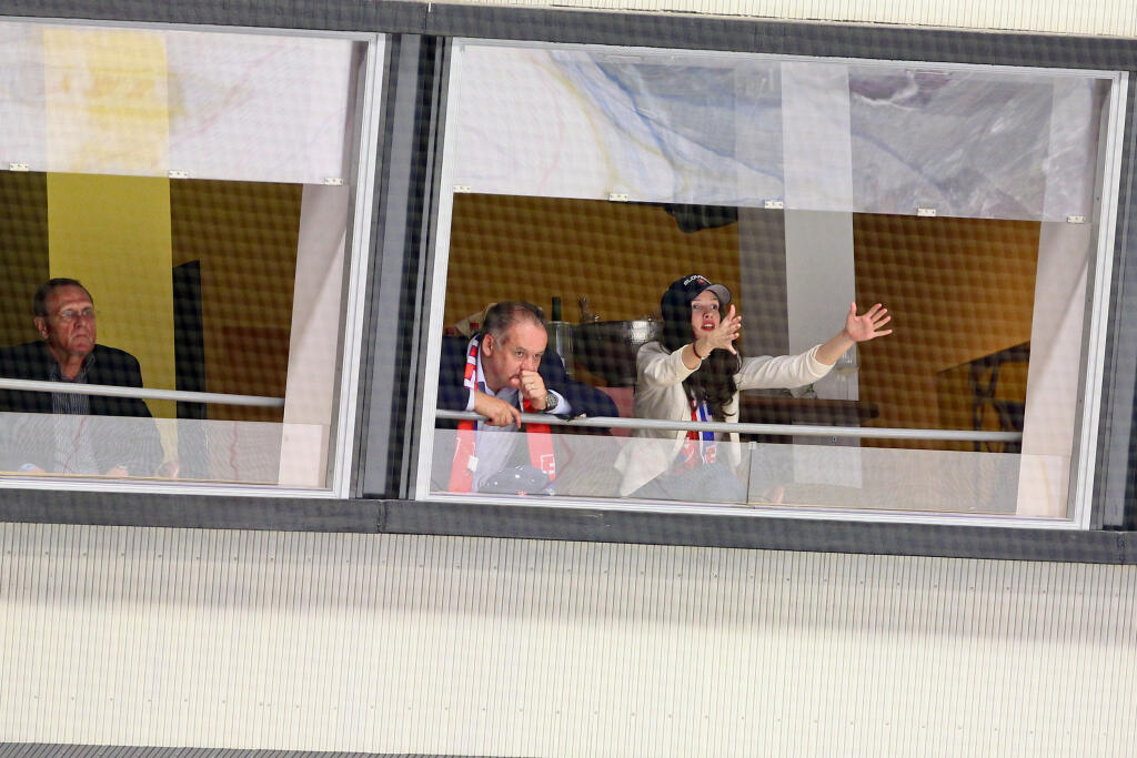 Bývalý prezident Andrej Kiska rád navštevoval reprezentačné hokejové zápasy, ktoré oduševnene sledoval a prežíval.