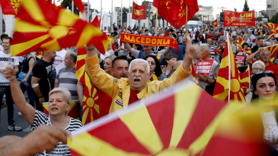 WA 17 Skopje - Sympatizanti hlavnej opozičnej strany - nacionalistickej pravicovej VMRO-DPMNE (Vnútorná macedónska revolučná organizácia - Demokratická strana macedónskej národnej jednoty) pochodujú ulicami severomacedónskeho hlavného mesta Skopje a žiadajú predčasné parlamentné voľby v sobotu 18. júna 2022. FOTO TASR/AP
Supporters of the opposition VMRO-DPMNE party gather to a rally in front of the government building in Skopje, North Macedonia, on Saturday, June 18, 2022. Thousands of opposit