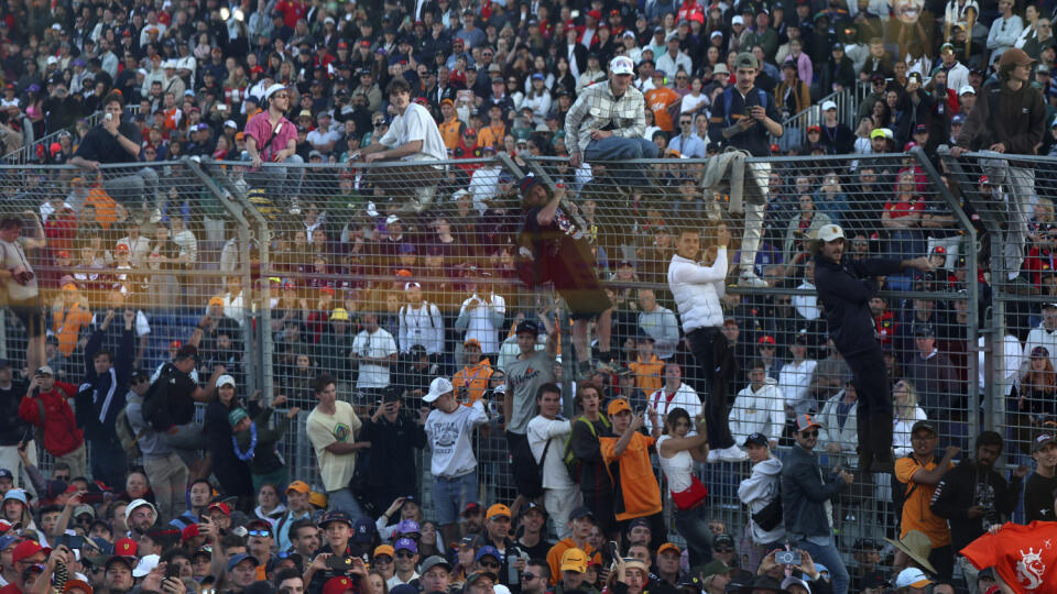 WA 52 Melbourne - Fanúšikovia preliezajú plot počas Veľkej ceny Austrálie seriálu F1 v Melbourne v nedeľu 2. apríla 2023. FOTO TASR/AP


Fans scale a fence and flood into the track at the end of the Australian Formula One Grand Prix at Albert Park in Melbourne, Sunday, April 2, 2023. (AP Photo/Asanka Brendon Ratnayake)